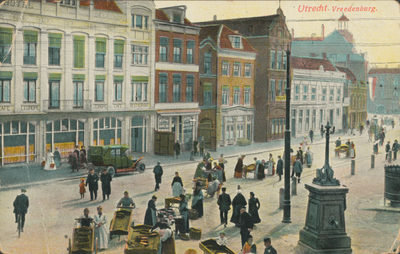 865090 Gezicht op de oostzijde van het Vredenburg te Utrecht, met links het Hotel de l'Europe (Vredenburg 14); op de ...